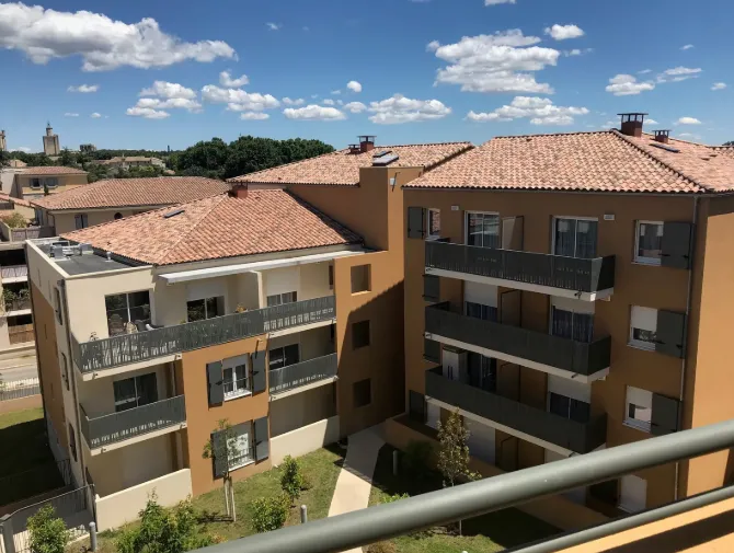 La résidence d'Uzès, ses toits de tuiles et ses balcons, vue depuis une terrasse voisine
