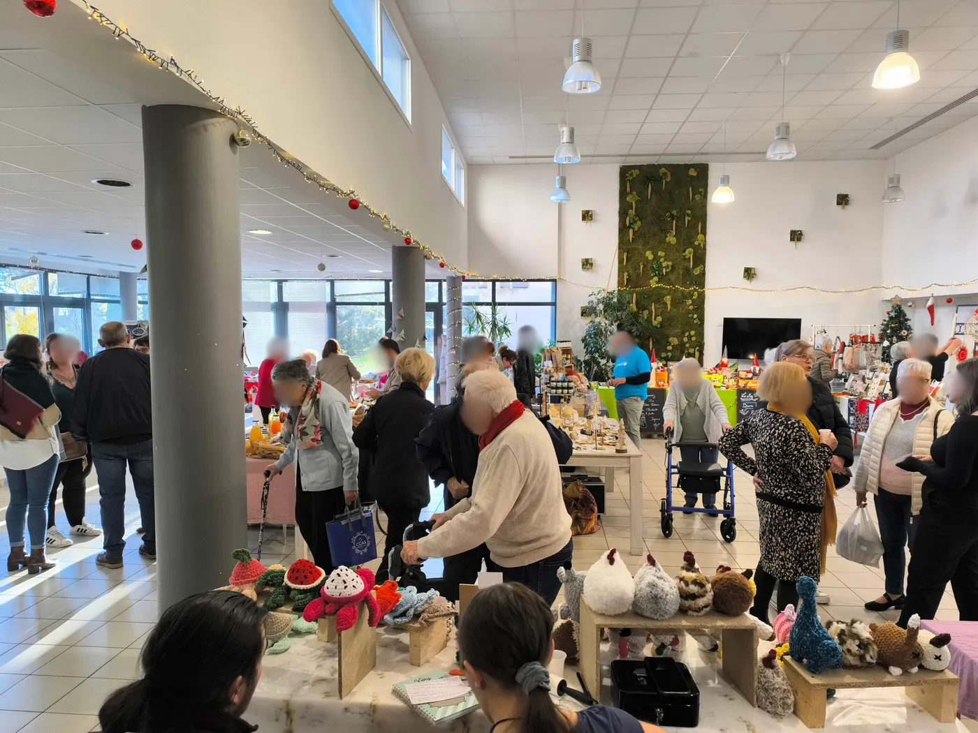 Des visiteurs parcourent les stands d'artisanat du marché de Noël