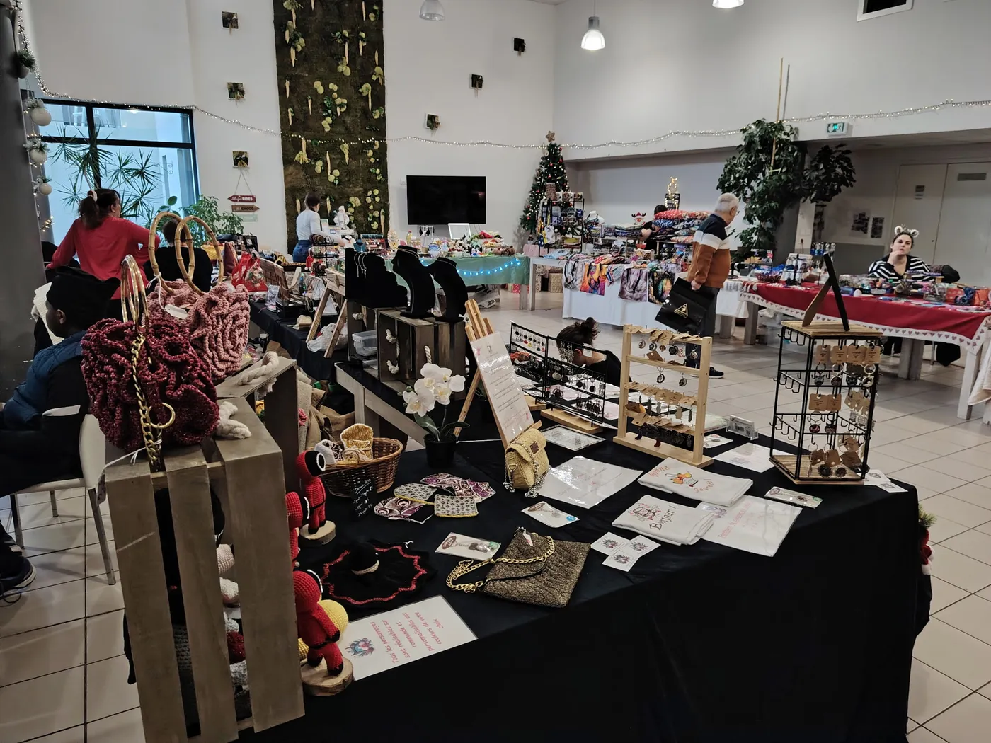 Un stand présentant des bijoux faits main et des décorations de Noël