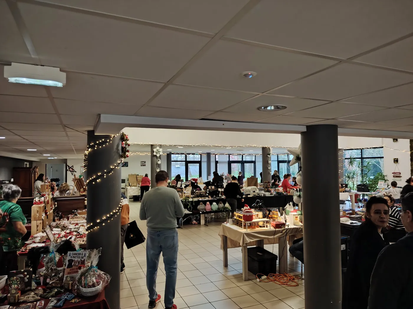 Le hall de la résidence transformé en marché de Noël, ses stands éclairés par des guirlandes lumineuses
