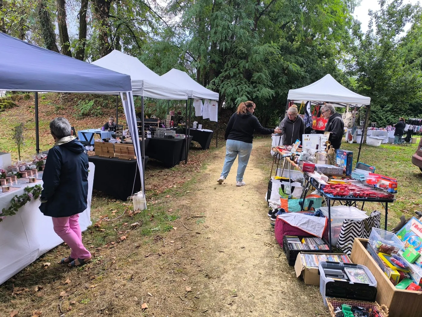 Des visiteurs circulent entre les barnums et les étals installés le long du chemin