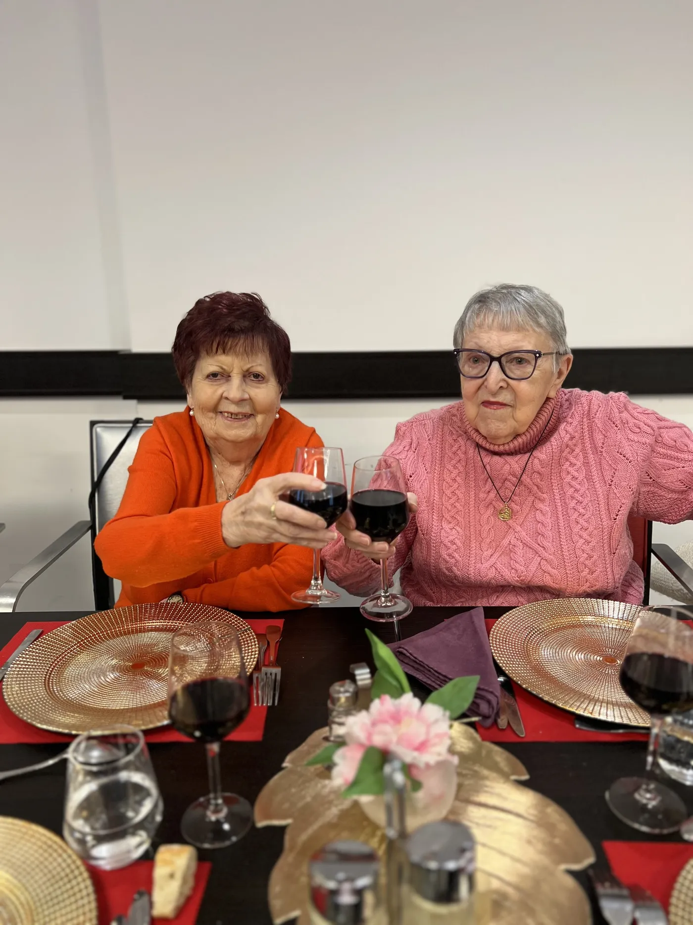 Deux résidentes lèvent leurs verres côte à côte