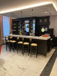 Le bar de la résidence, ses tabourets hauts et ses étagères à bouteilles