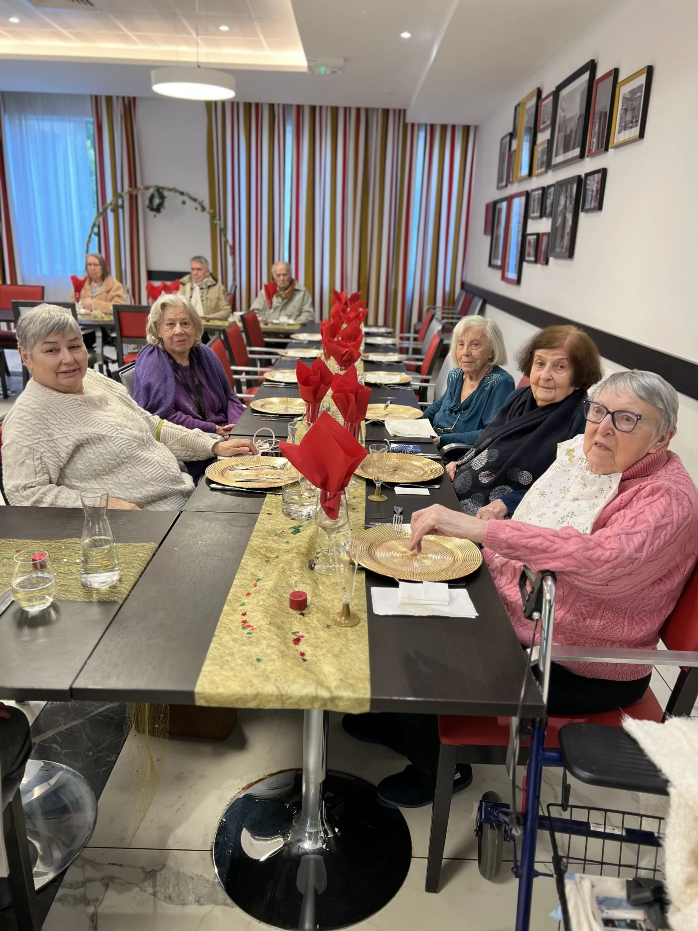 Des résidentes souriantes autour de la table du déjeuner de Noël