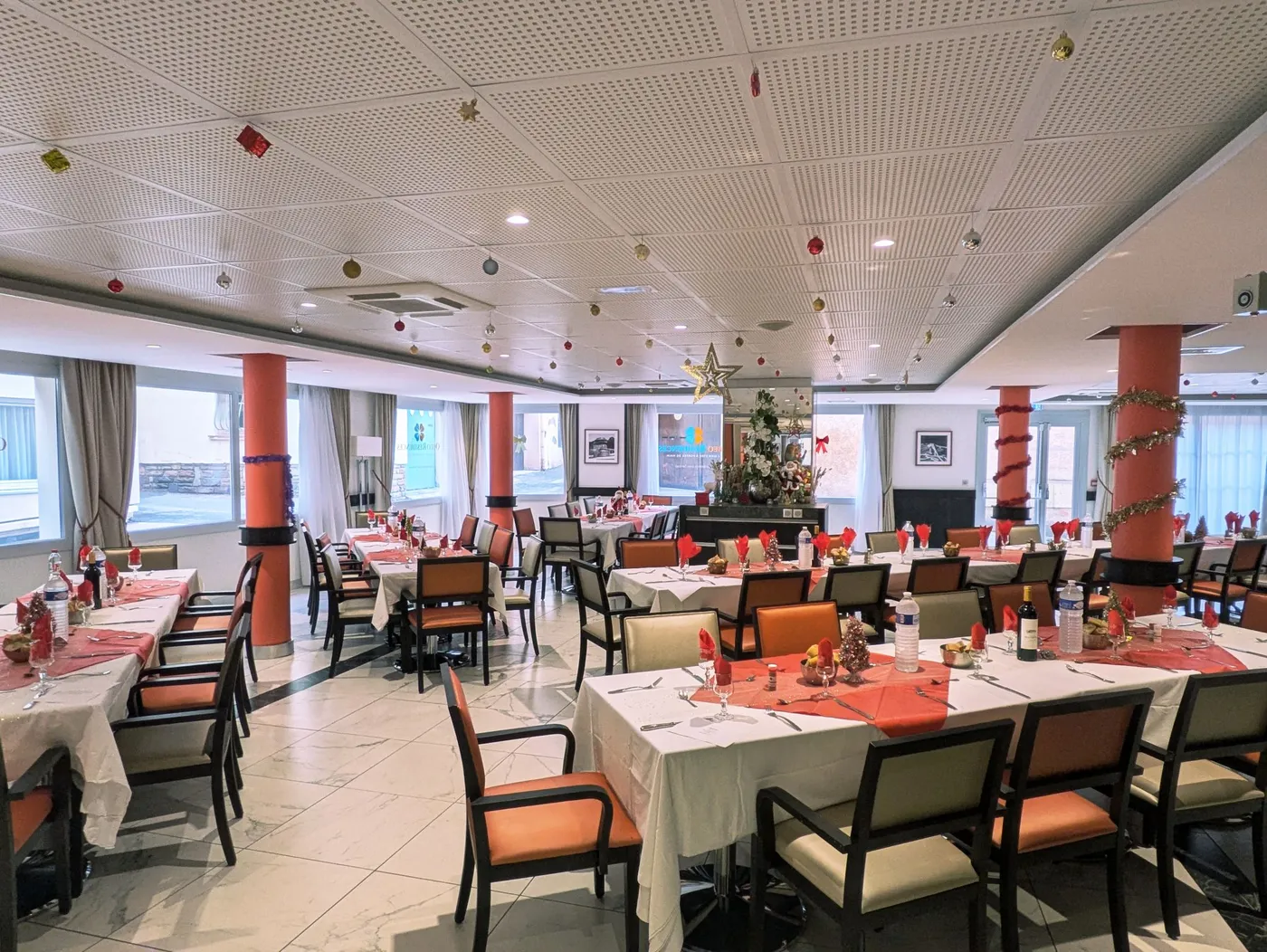 La salle à manger dressée et décorée, prête pour le repas de Noël