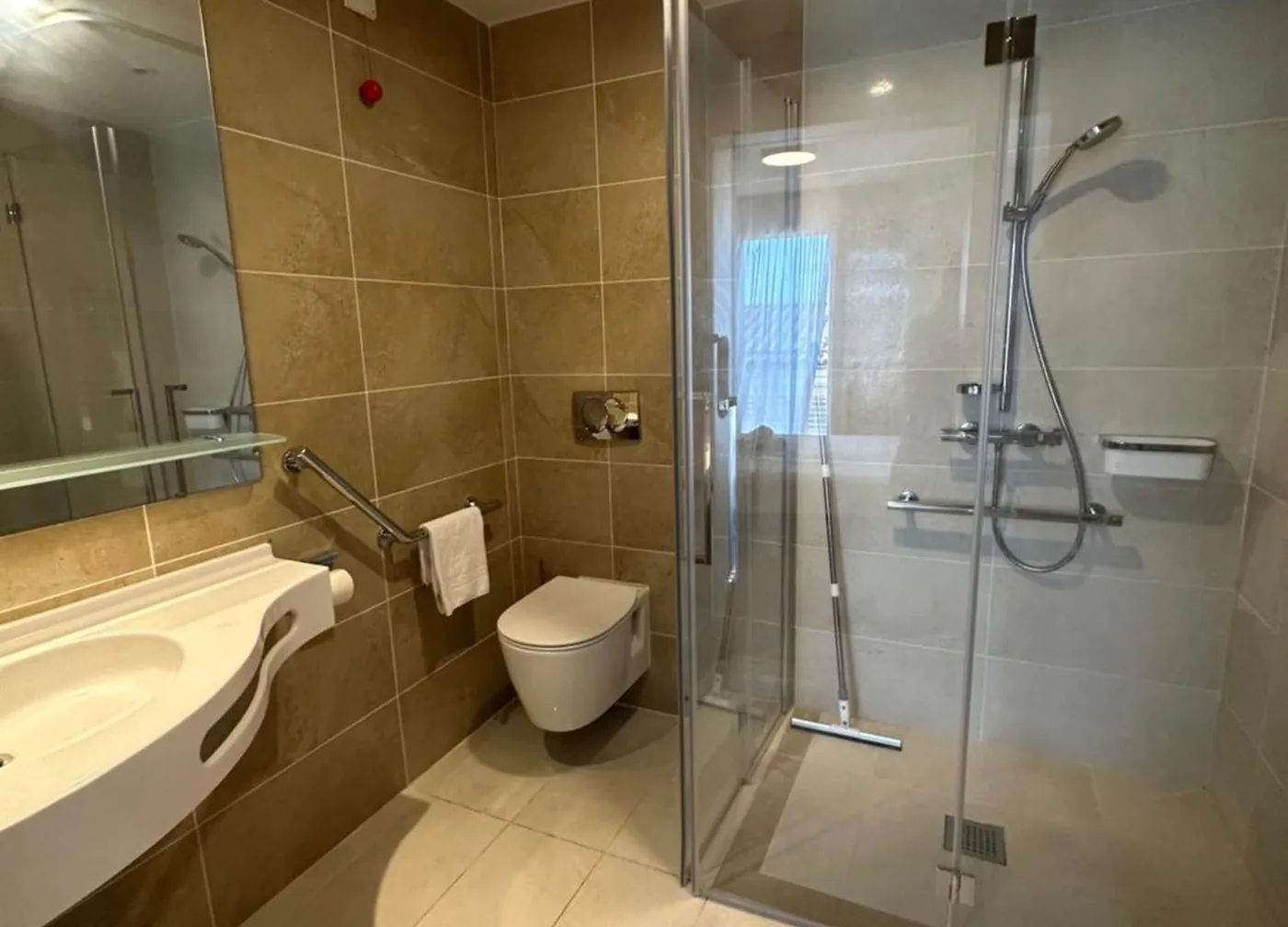 Salle de bain adaptée et sécurisée en résidence seniors OBEO